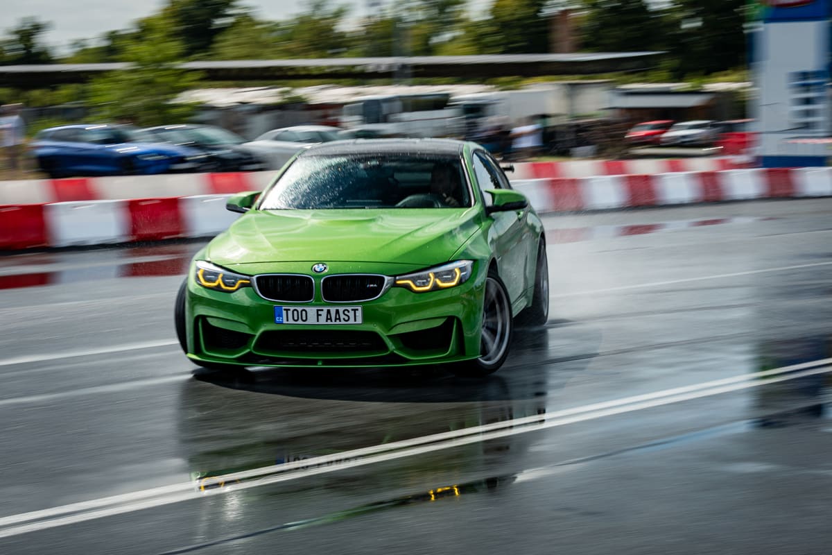 Závodní BMW na mokrém okruhu